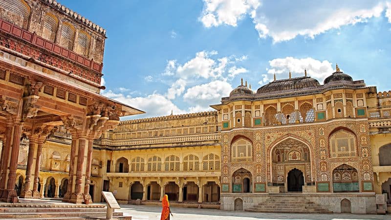 Cruise on the Ganges between Kolkata and Varanasi & the splendors of Rajasthan (port-to-port cruise)