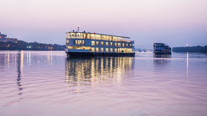 Cruise on the Ganges between Kolkata and Varanasi & the splendors of Rajasthan (port-to-port cruise)